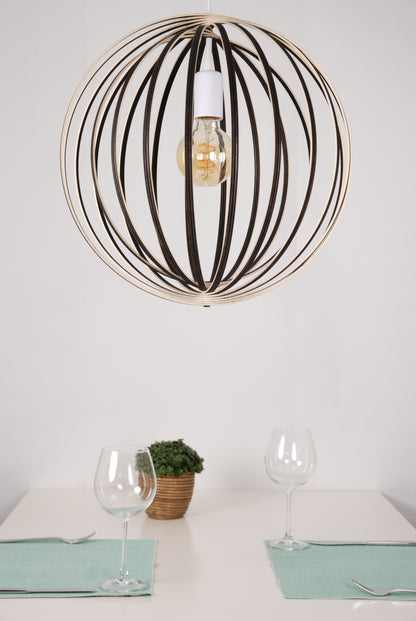 LUWALD NO.03 M Pendelleuchte aus Holz, weiß, handgefertigt, kugelförmig, ausgeschaltet, Seite, Tisch Deko