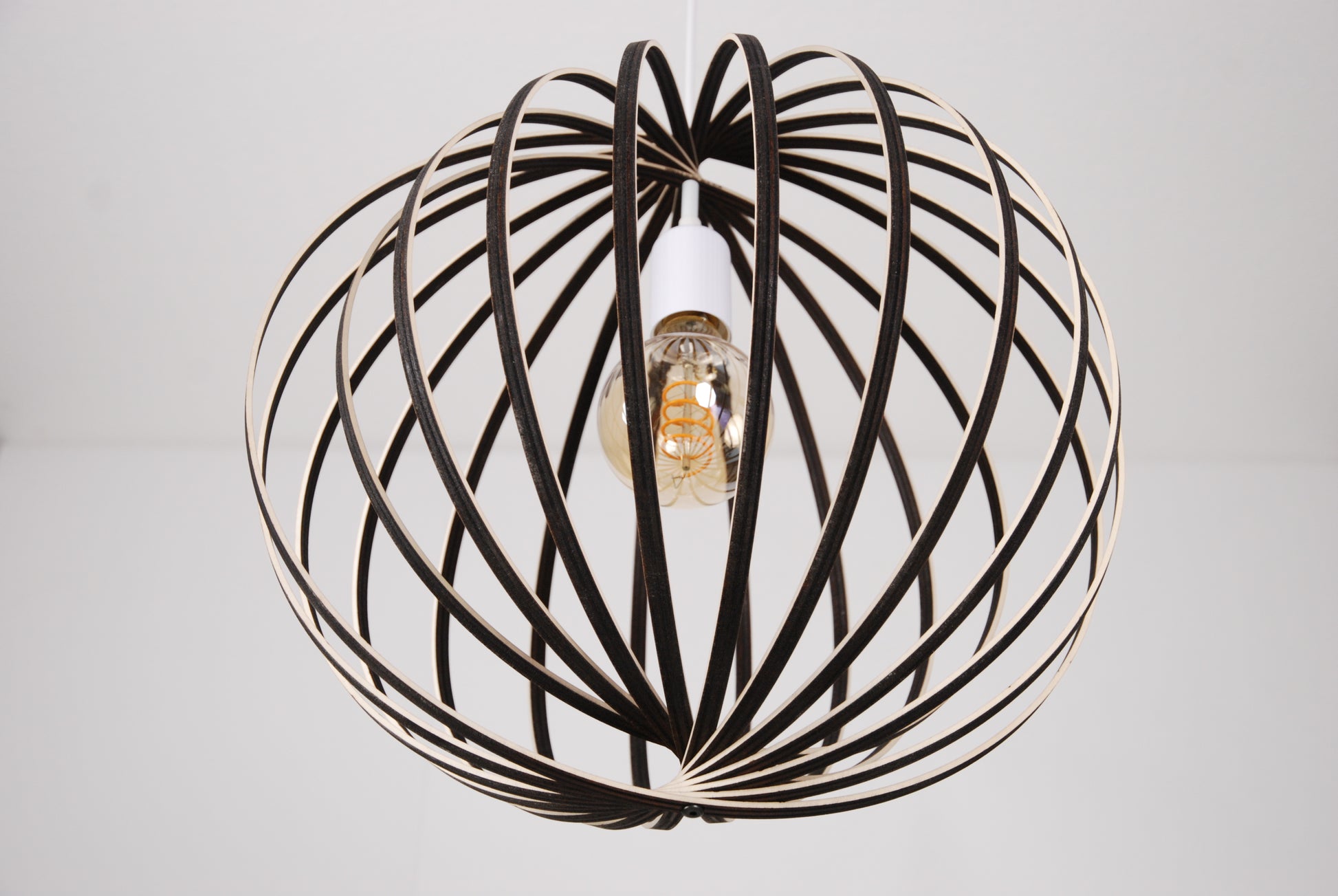 LUWALD NO.03 M Pendelleuchte aus Holz, weiß, handgefertigt, kugelförmig, ausgeschaltet, von schräg unten