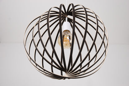 LUWALD NO.03 M Pendelleuchte aus Holz, weiß, handgefertigt, kugelförmig, ausgeschaltet, von schräg unten