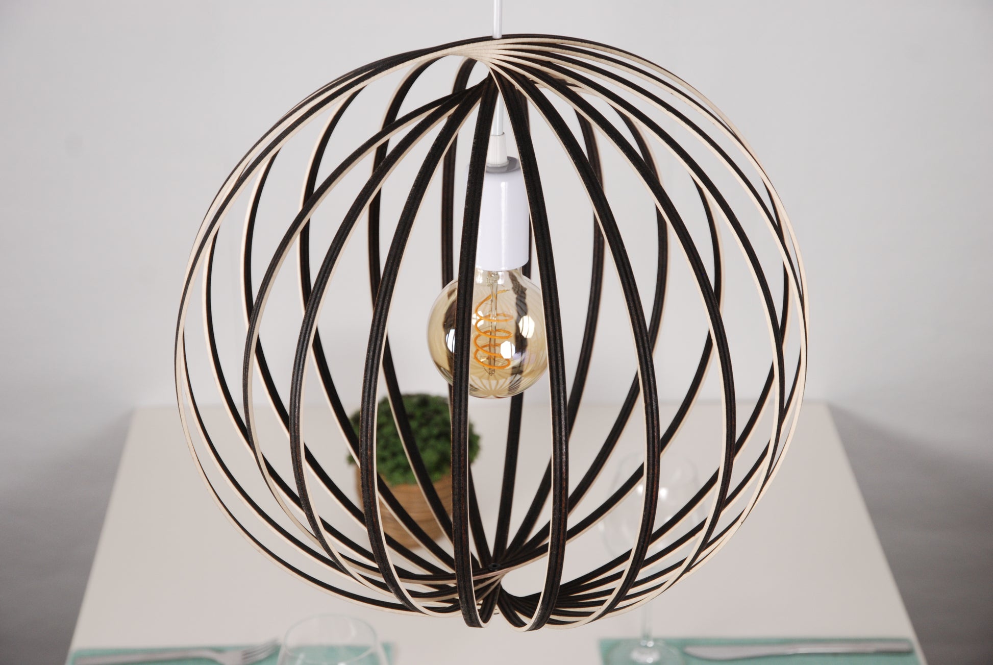 LUWALD NO.03 M Pendelleuchte aus Holz, weiß, handgefertigt, kugelförmig, ausgeschaltet, von schräg oben