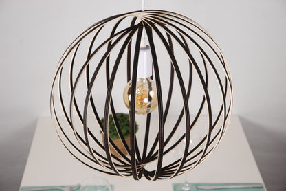 LUWALD NO.03 M Pendelleuchte aus Holz, weiß, handgefertigt, kugelförmig, ausgeschaltet, von schräg oben