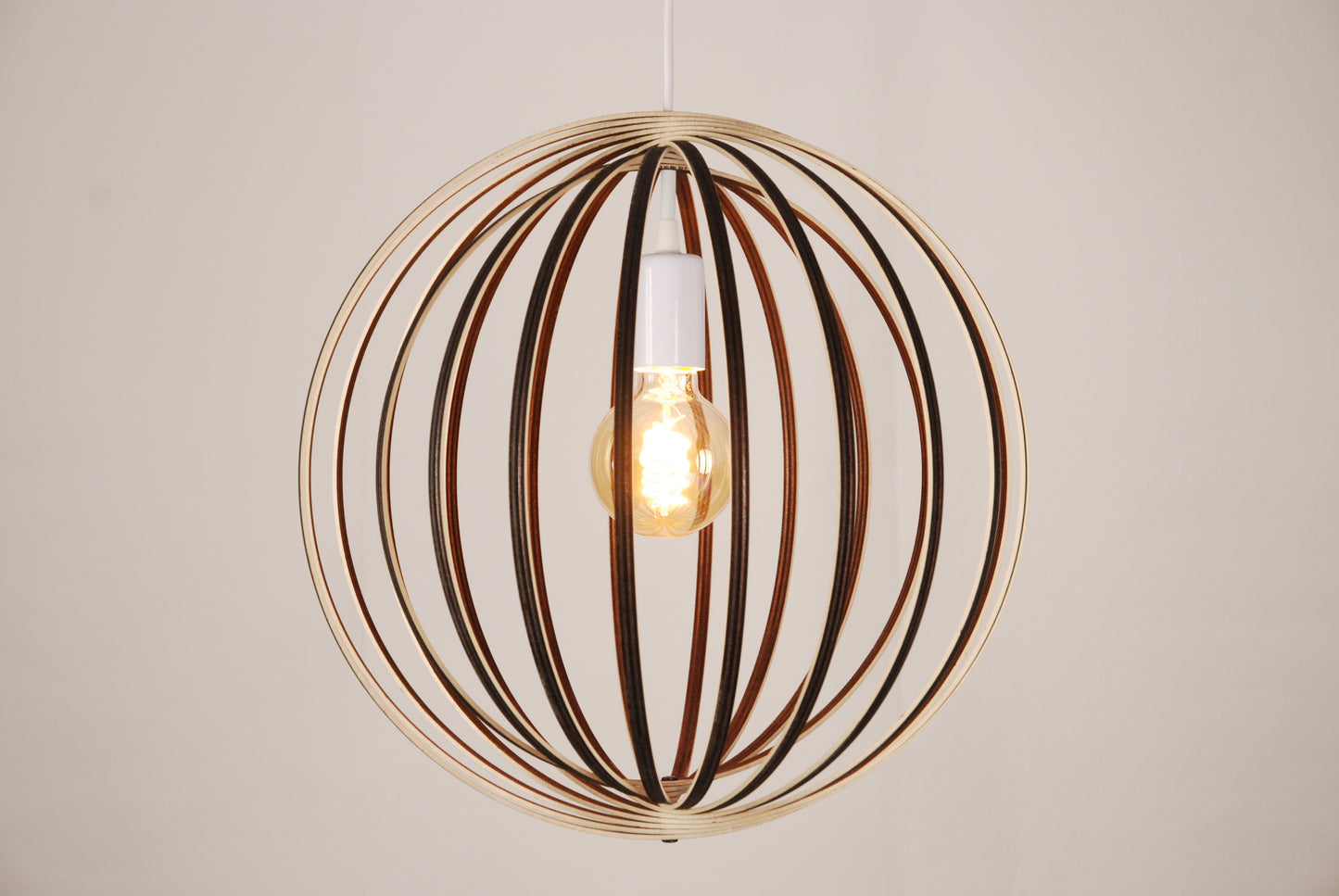 LUWALD NO.03 M Pendelleuchte aus Holz, weiß, handgefertigt, kugelförmig, angeschaltet, Seitenansicht