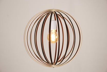 LUWALD NO.03 M Pendelleuchte aus Holz, weiß, handgefertigt, kugelförmig, angeschaltet, Seitenansicht