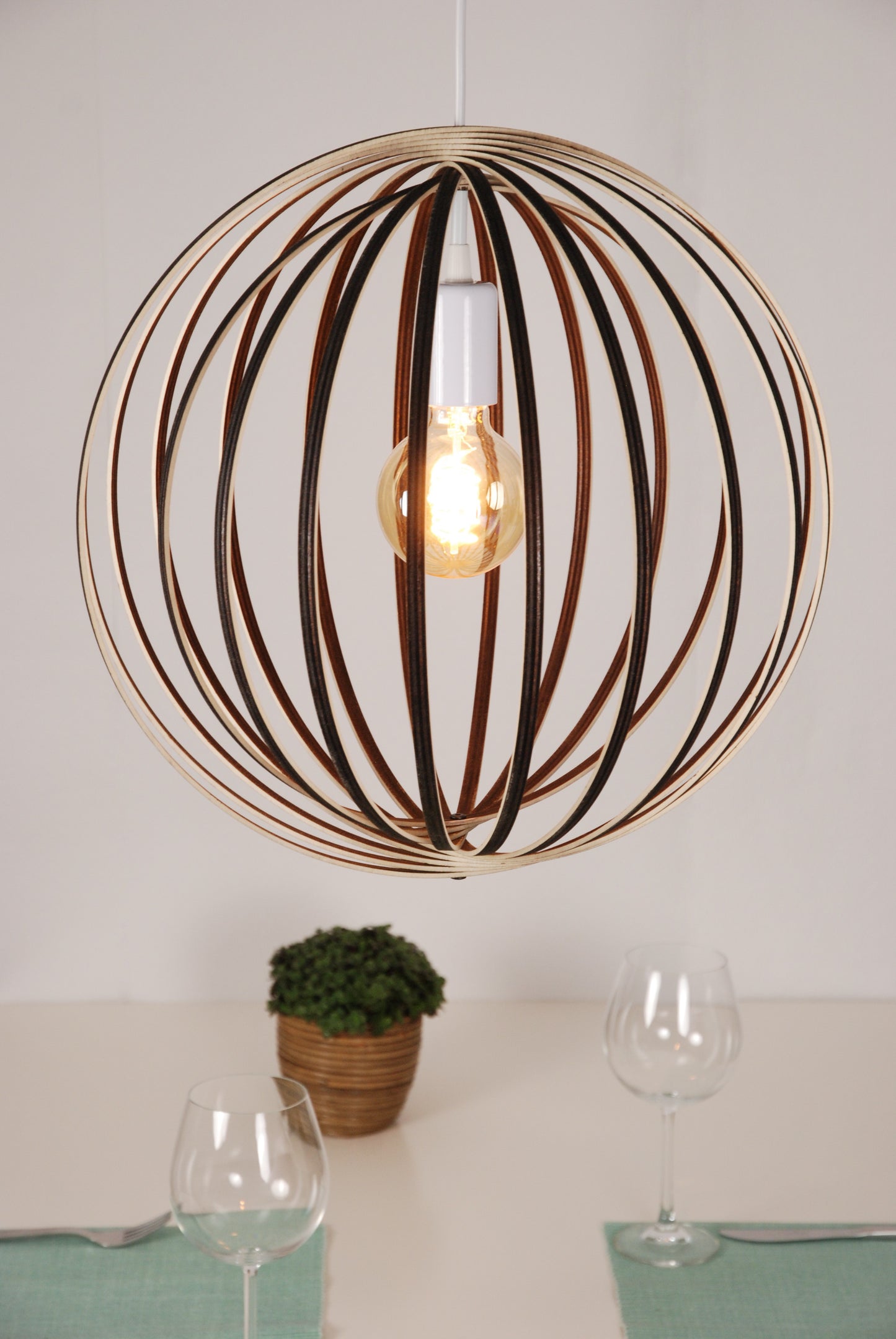 LUWALD NO.03 M Pendelleuchte aus Holz, weiß, handgefertigt, kugelförmig, angeschaltet, Tisch Deko