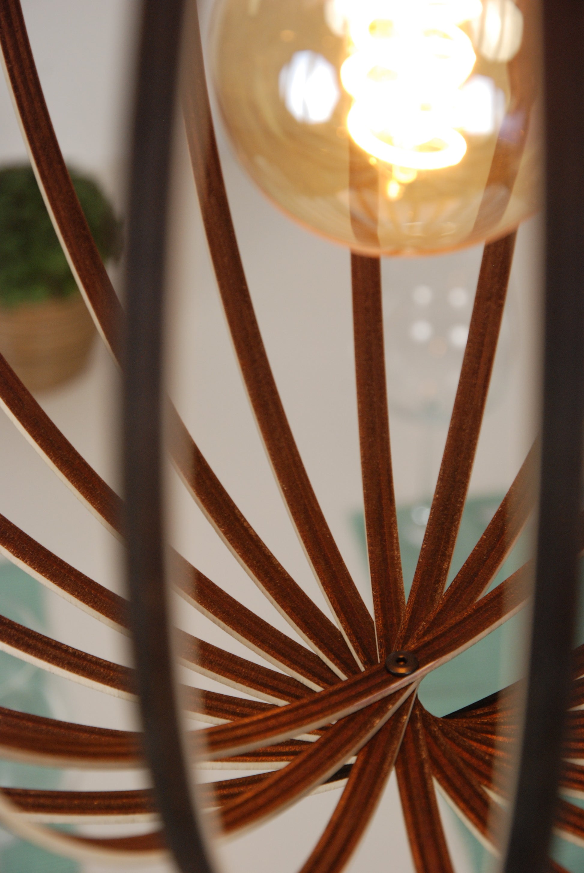 LUWALD NO.03 M Pendelleuchte aus Holz, weiß, handgefertigt, kugelförmig, angeschaltet, Detail, innen, Ringe