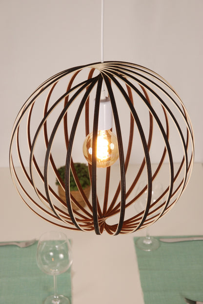 LUWALD NO.03 M Pendelleuchte aus Holz, weiß, handgefertigt, kugelförmig, angeschaltet, von schräg oben