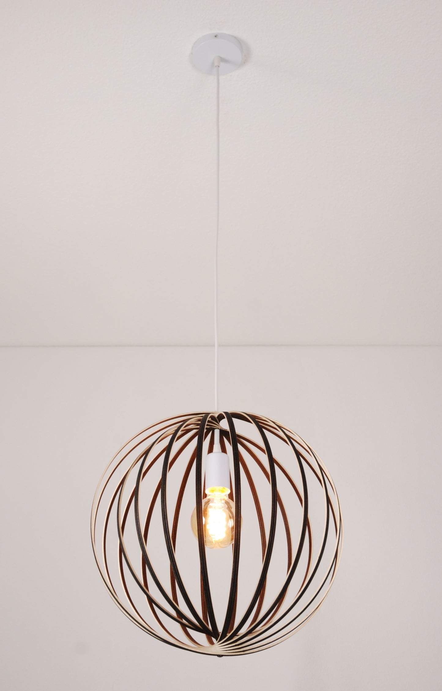 LUWALD NO.03 M Pendelleuchte aus Holz, weiß, handgefertigt, kugelförmig, angeschaltet, Gesamtansicht, Deckenmontage