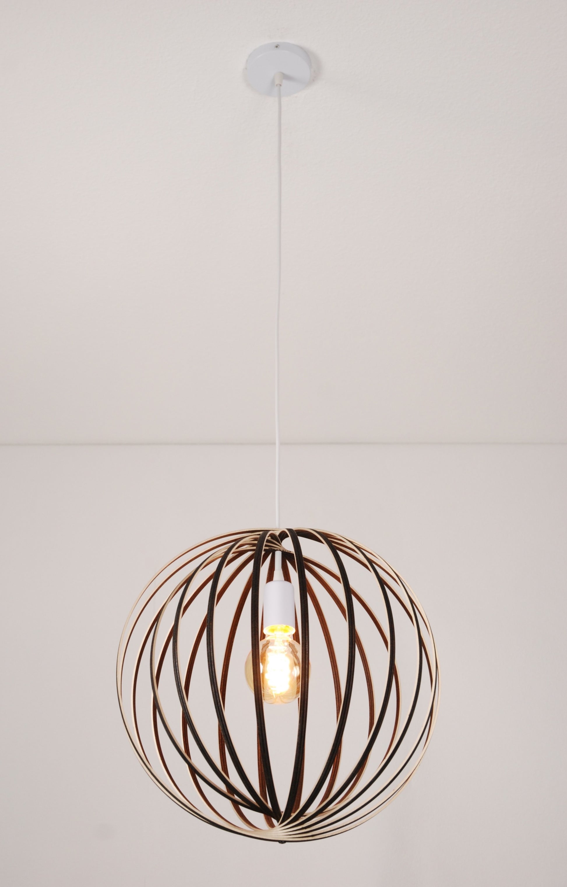 LUWALD NO.03 M Pendelleuchte aus Holz, weiß, handgefertigt, kugelförmig, angeschaltet, Gesamtansicht, Deckenmontage