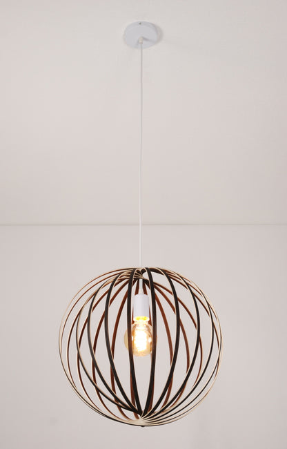 LUWALD NO.03 M Pendelleuchte aus Holz, weiß, handgefertigt, kugelförmig, angeschaltet, Gesamtansicht, Deckenmontage