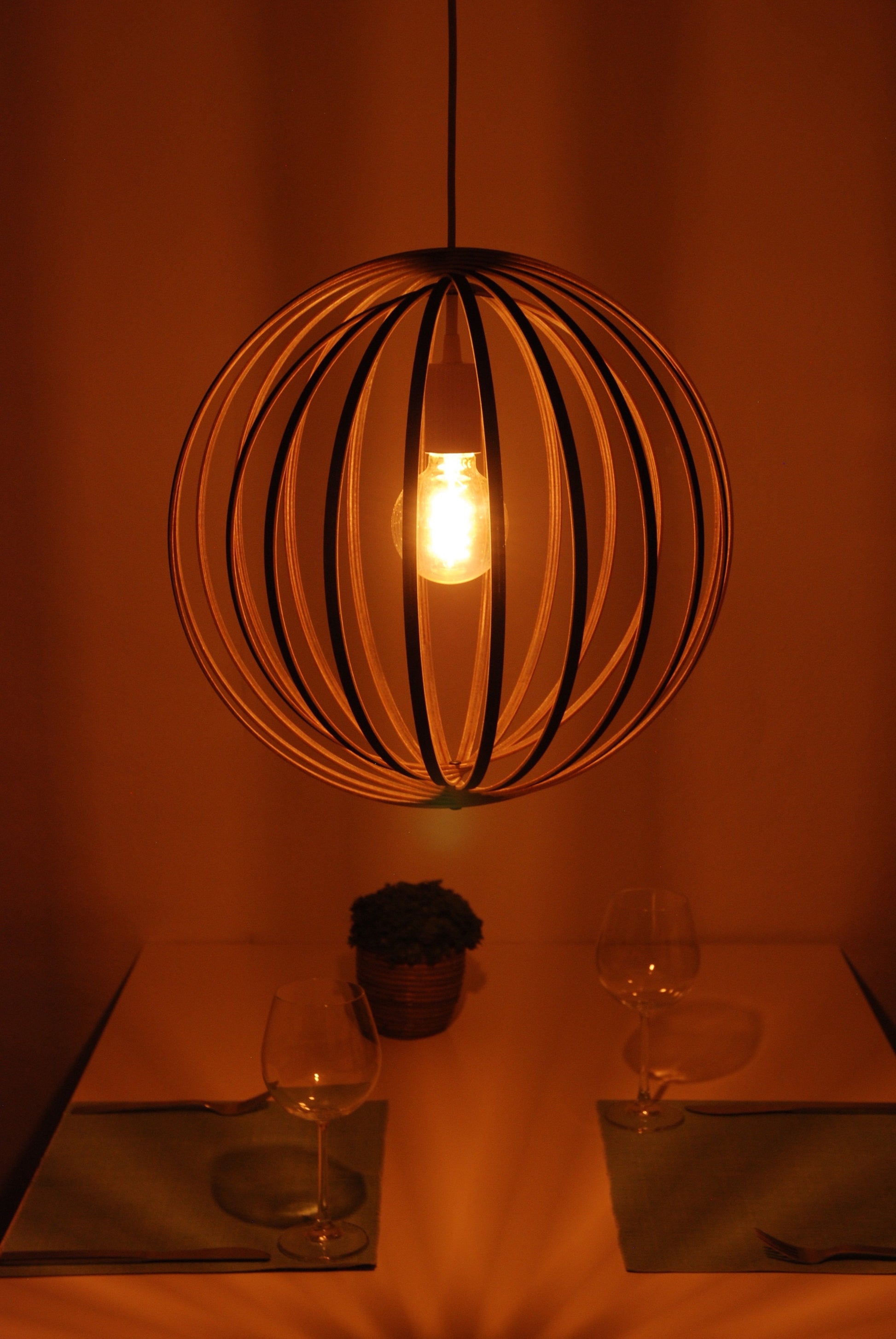 LUWALD NO.03 M Pendelleuchte aus Holz, weiß, handgefertigt, kugelförmig, angeschaltet, warm, Tisch Deko