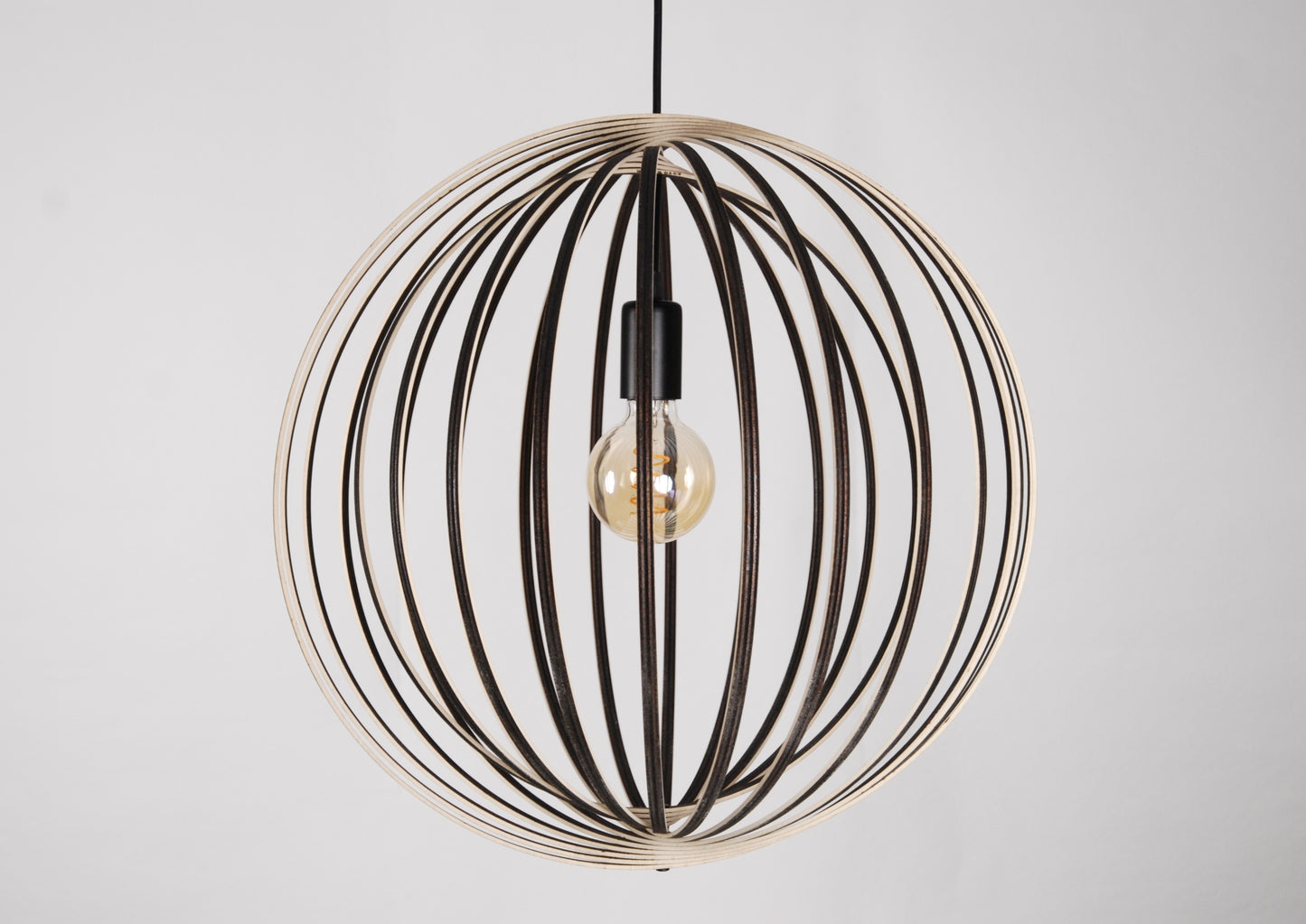 LUWALD NO.03 L Pendelleuchte aus Holz, schwarz, handgefertigt, kugelförmig, ausgeschaltet, Seitenansicht