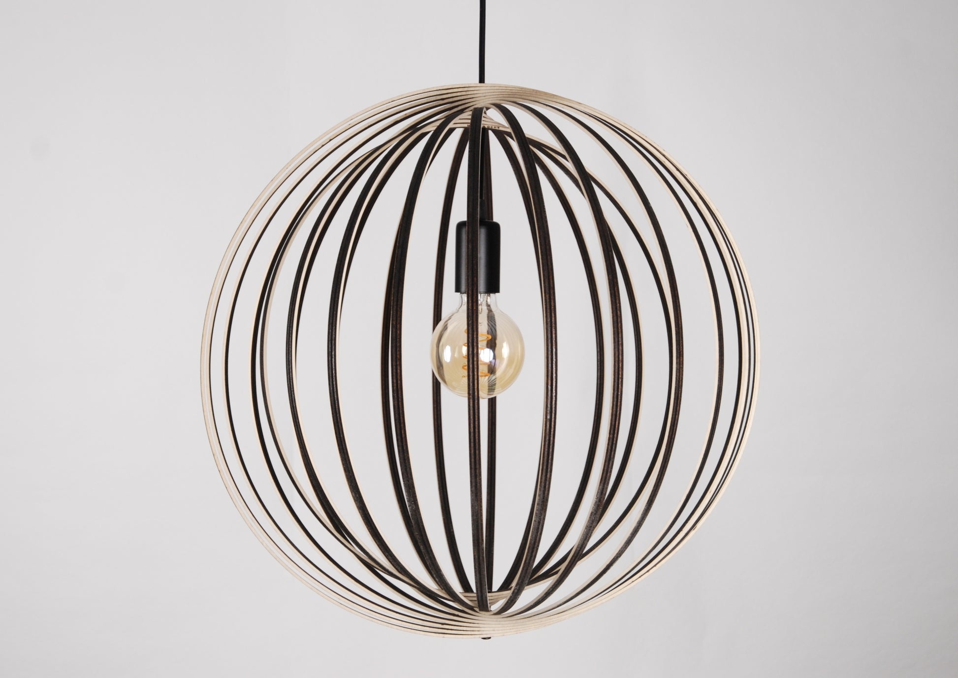 LUWALD NO.03 L Pendelleuchte aus Holz, schwarz, handgefertigt, kugelförmig, ausgeschaltet, Seitenansicht