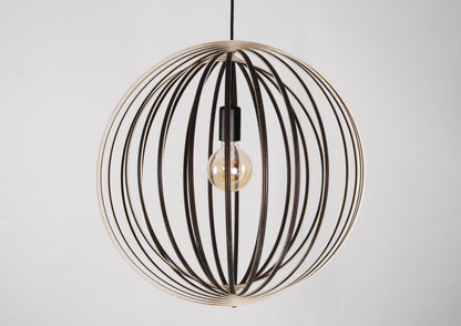 LUWALD NO.03 L Pendelleuchte aus Holz, schwarz, handgefertigt, kugelförmig, ausgeschaltet, Seitenansicht