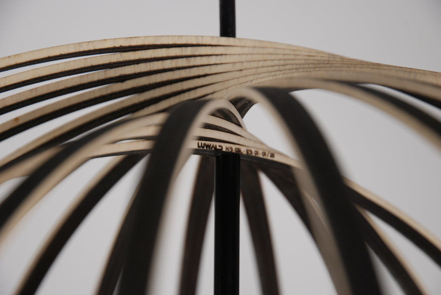 LUWALD NO.03 L Pendelleuchte aus Holz, schwarz, handgefertigt, kugelförmig, ausgeschaltet, Detailansicht, Logo, Gravur