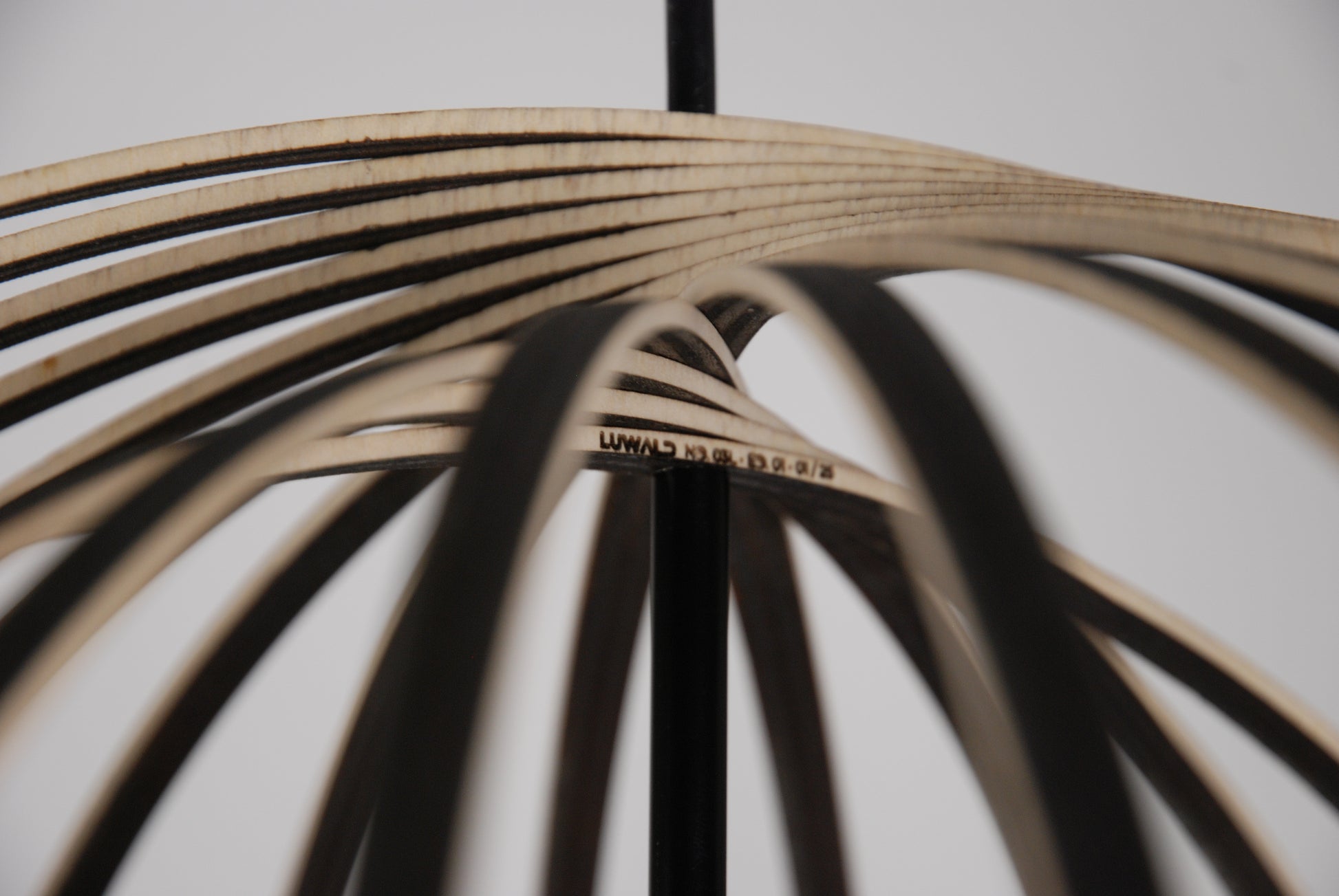 LUWALD NO.03 L Pendelleuchte aus Holz, schwarz, handgefertigt, kugelförmig, ausgeschaltet, Detailansicht, Logo, Gravur