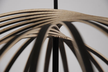 LUWALD NO.03 L Pendelleuchte aus Holz, schwarz, handgefertigt, kugelförmig, ausgeschaltet, Detailansicht, Logo, Gravur