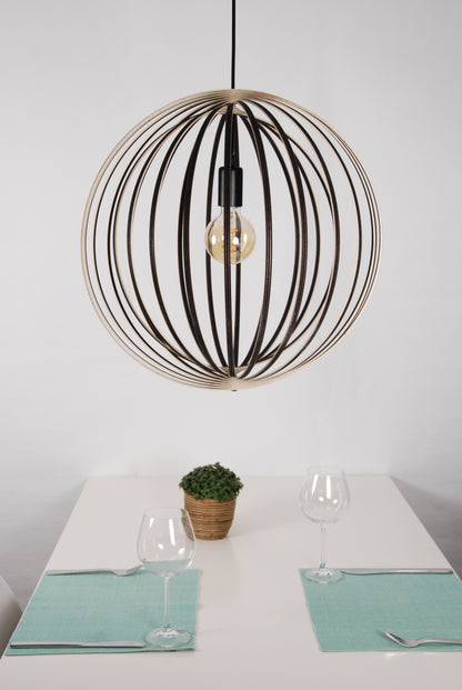 LUWALD NO.03 L Pendelleuchte aus Holz, schwarz, handgefertigt, kugelförmig, ausgeschaltet, Tisch Deko