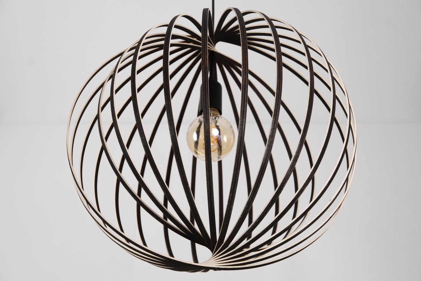 LUWALD NO.03 L Pendelleuchte aus Holz, schwarz, handgefertigt, kugelförmig, ausgeschaltet, von schräg unten