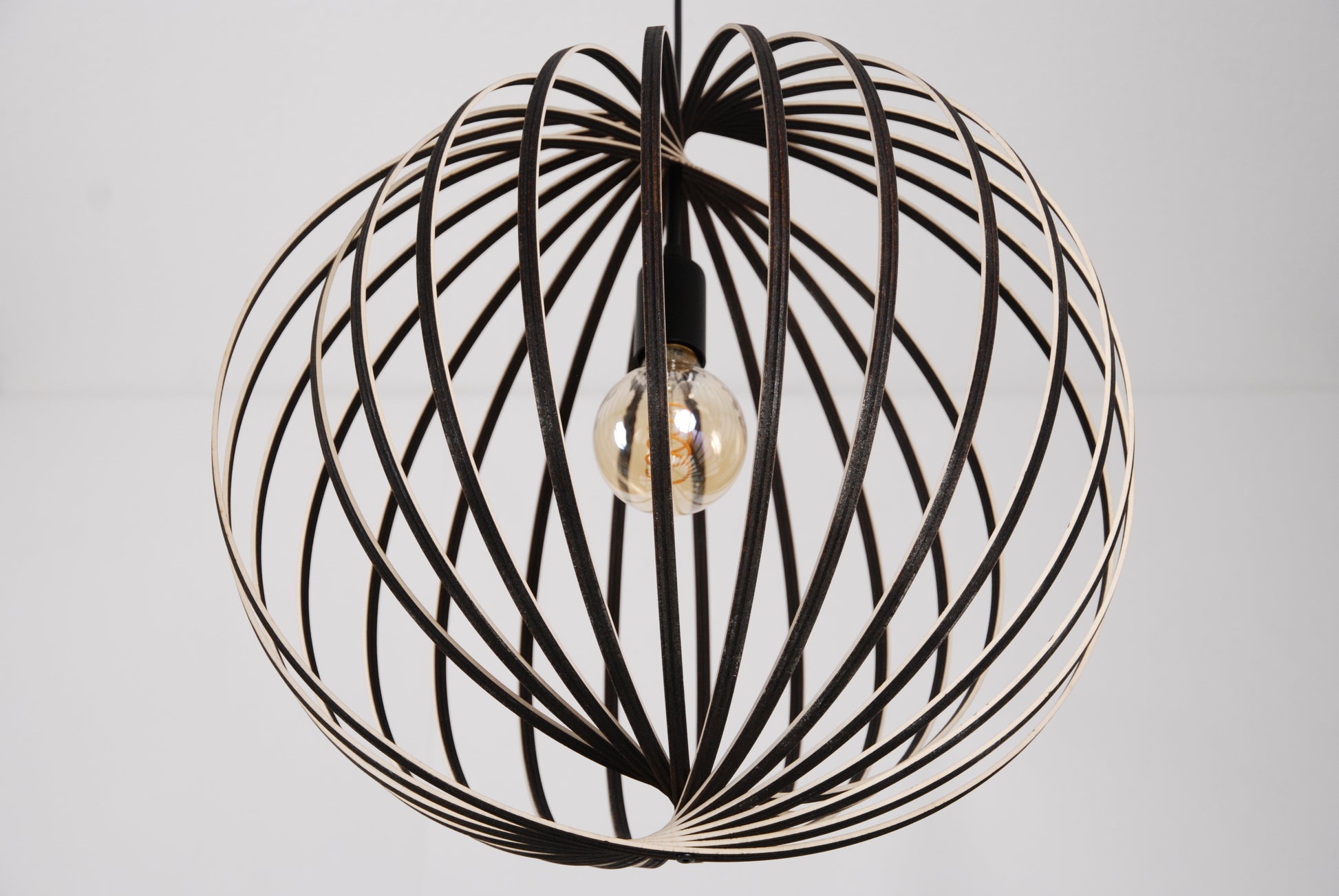 LUWALD NO.03 L Pendelleuchte aus Holz, schwarz, handgefertigt, kugelförmig, ausgeschaltet, von schräg unten