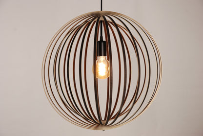 LUWALD NO.03 L Pendelleuchte aus Holz, schwarz, handgefertigt, kugelförmig, angeschaltet, Seitenansicht