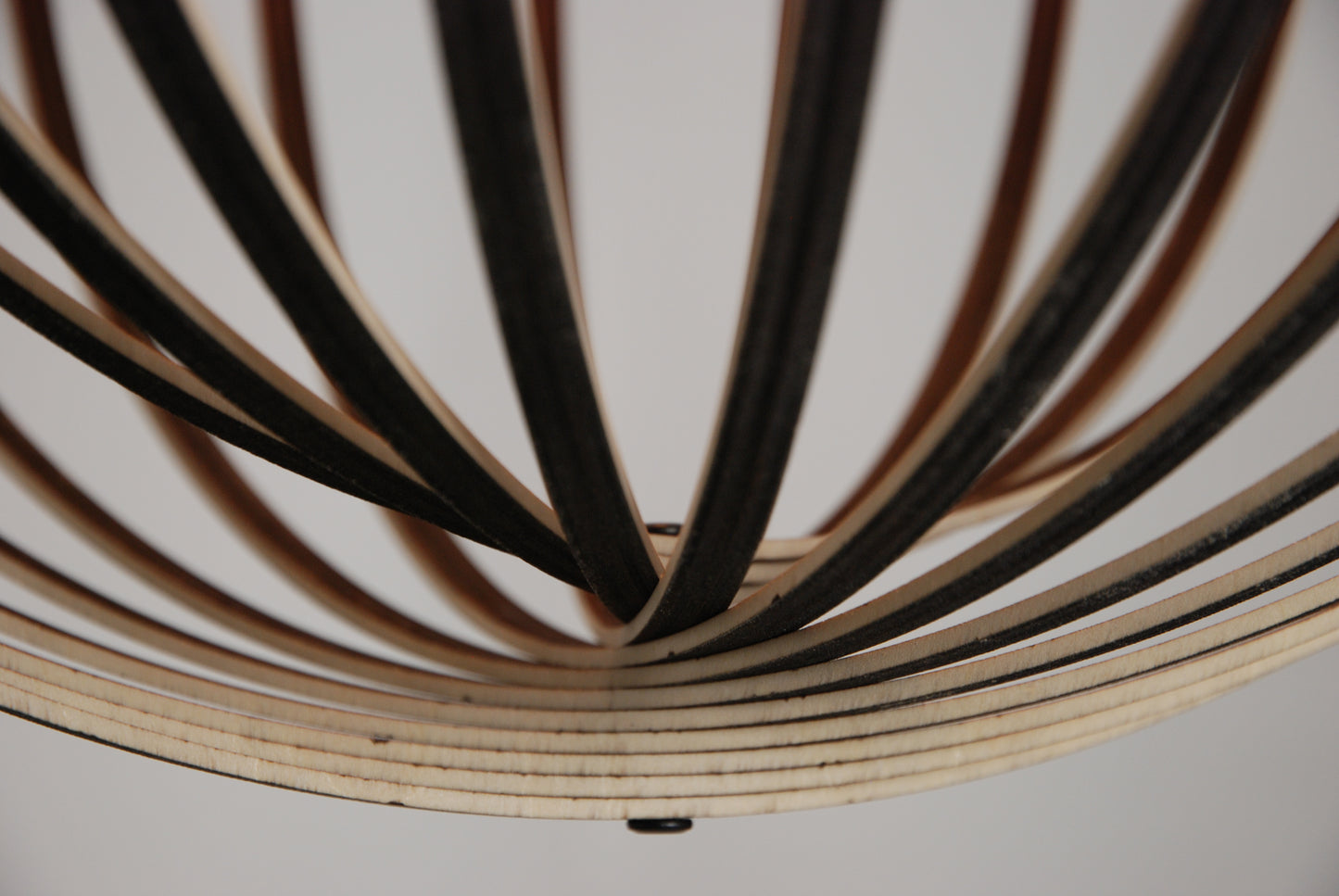 LUWALD NO.03 L Pendelleuchte aus Holz, schwarz, handgefertigt, kugelförmig, angeschaltet, Detailansicht unten, Ringe