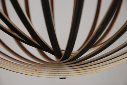 LUWALD NO.03 L Pendelleuchte aus Holz, schwarz, handgefertigt, kugelförmig, angeschaltet, Detailansicht unten, Ringe