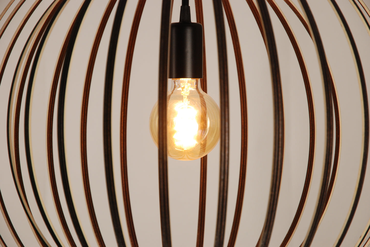 LUWALD NO.03 L Pendelleuchte aus Holz, schwarz, handgefertigt, kugelförmig, angeschaltet, Detailansicht, Seite 