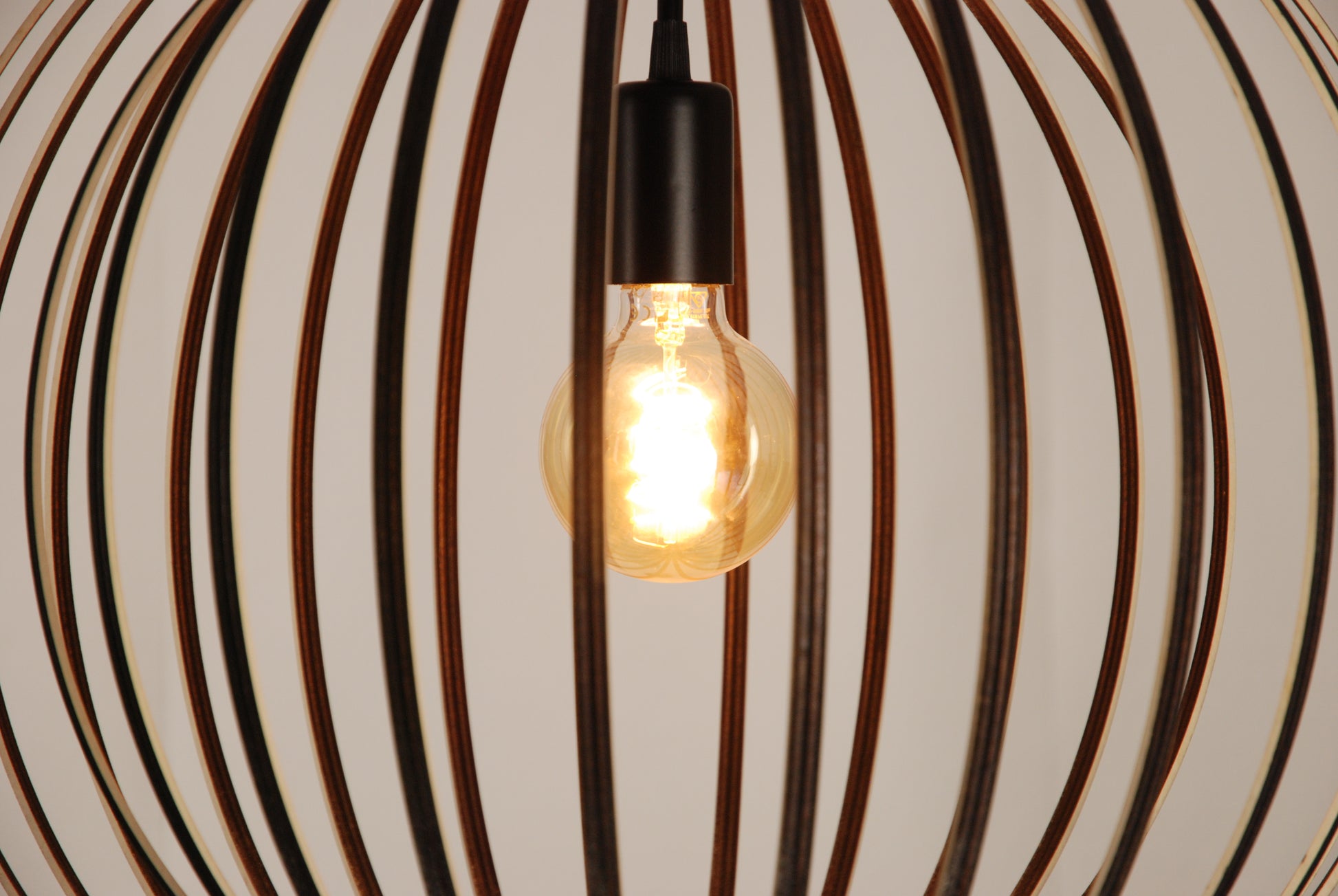 LUWALD NO.03 L Pendelleuchte aus Holz, schwarz, handgefertigt, kugelförmig, angeschaltet, Detailansicht, Seite 