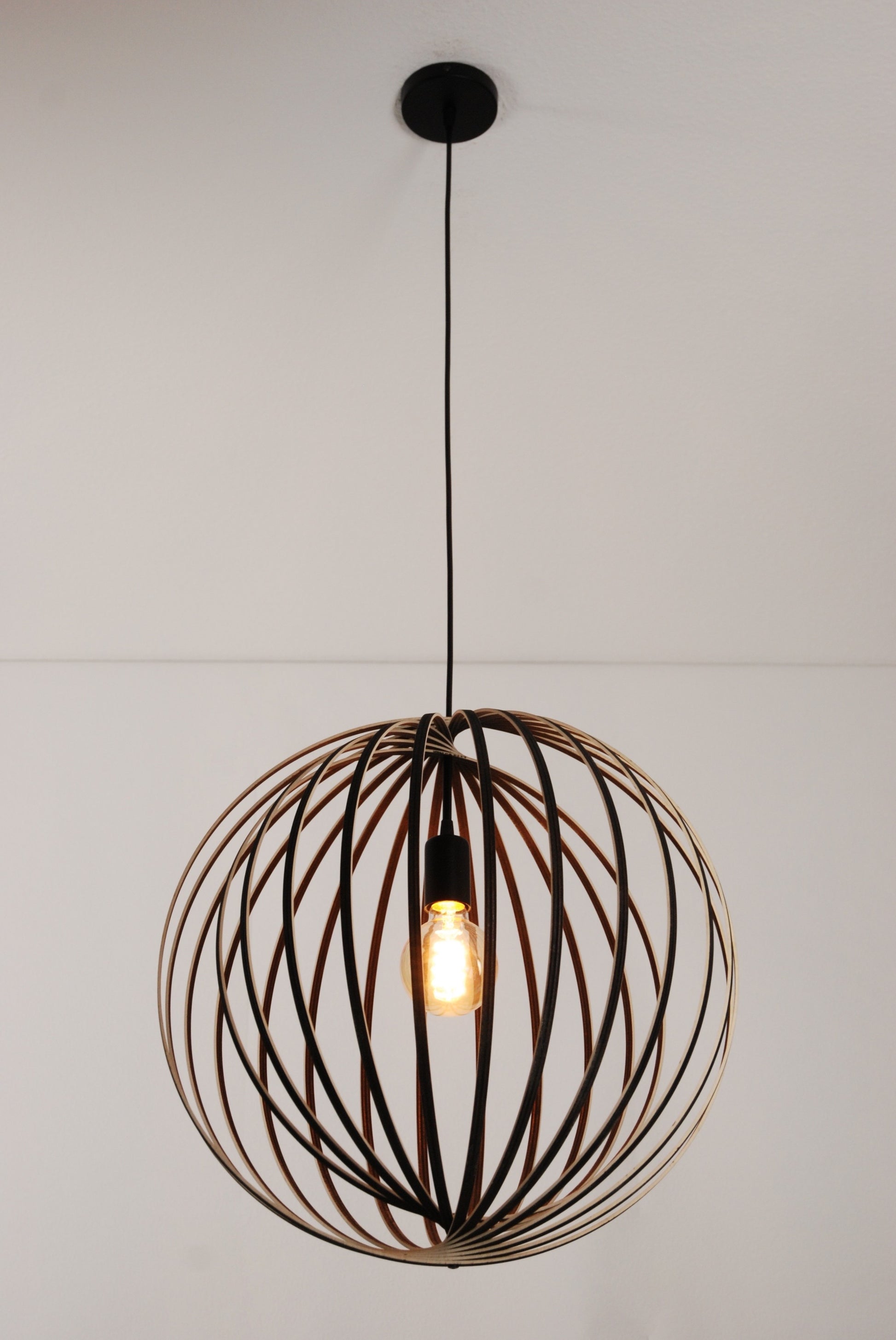 LUWALD NO.03 L Pendelleuchte aus Holz, schwarz, handgefertigt, kugelförmig, angeschaltet, Gesamtansicht, Deckenmontage
