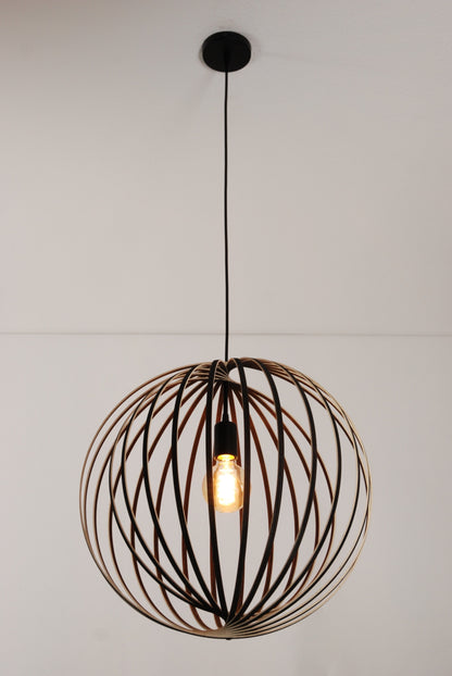 LUWALD NO.03 L Pendelleuchte aus Holz, schwarz, handgefertigt, kugelförmig, angeschaltet, Gesamtansicht, Deckenmontage