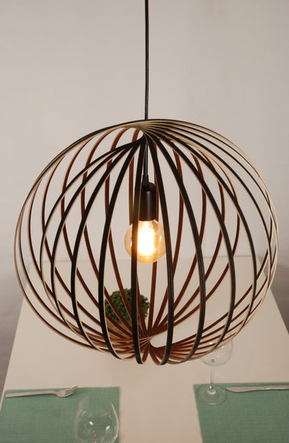 LUWALD NO.03 L Pendelleuchte aus Holz, schwarz, handgefertigt, kugelförmig, angeschaltet, von schräg oben