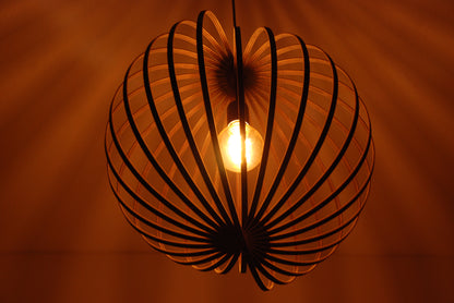 LUWALD NO.03 L Pendelleuchte aus Holz, schwarz, handgefertigt, kugelförmig, angeschaltet, Decke Schatten, warm