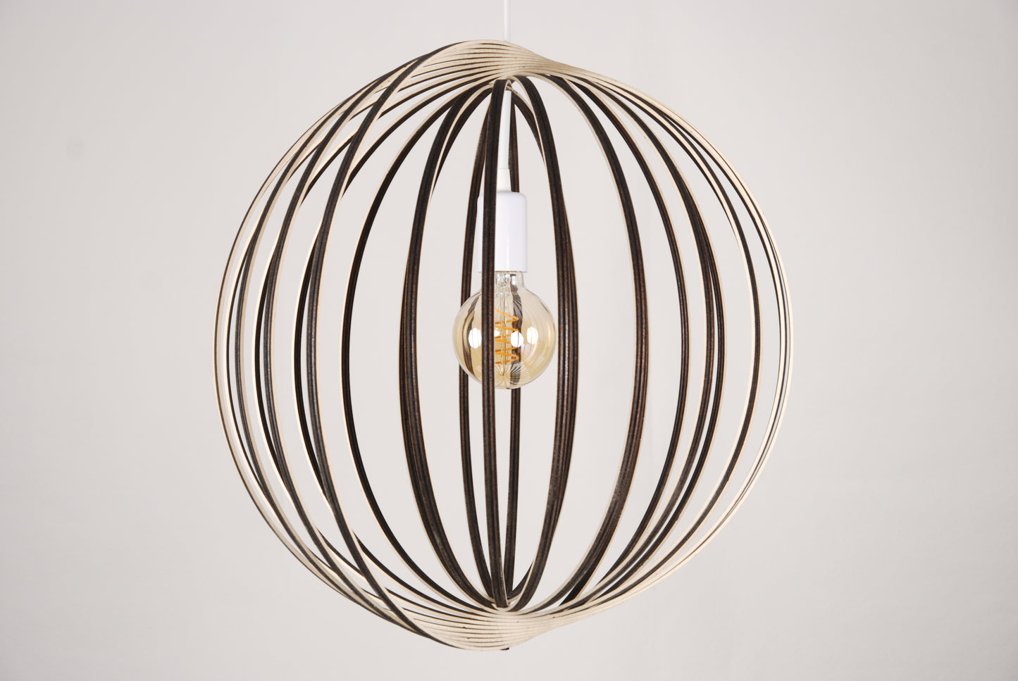 LUWALD NO.03 L Pendelleuchte aus Holz, weiß, handgefertigt, kugelförmig, ausgeschaltet, Seitenansicht