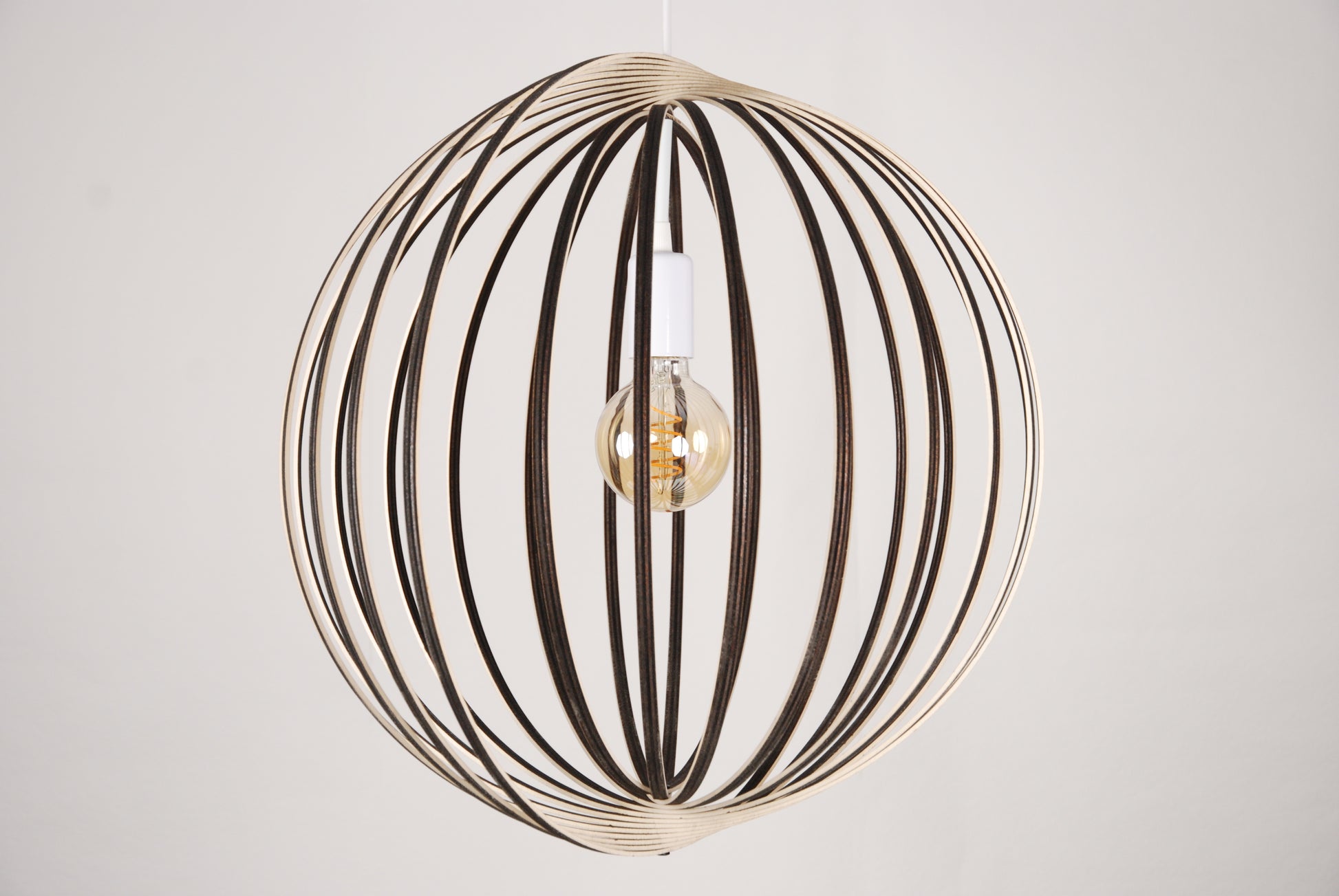 LUWALD NO.03 L Pendelleuchte aus Holz, weiß, handgefertigt, kugelförmig, ausgeschaltet, Seitenansicht