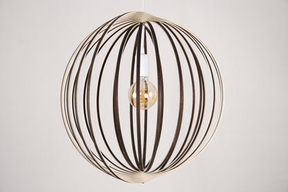 LUWALD NO.03 L Pendelleuchte aus Holz, weiß, handgefertigt, kugelförmig, ausgeschaltet, Seitenansicht