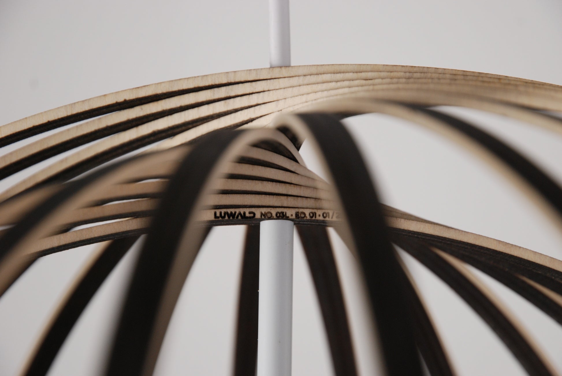 LUWALD NO.03 L Pendelleuchte aus Holz, weiß, handgefertigt, kugelförmig, ausgeschaltet, Detailansicht, Logo, Gravur, Deckenmontage, Hängelampe