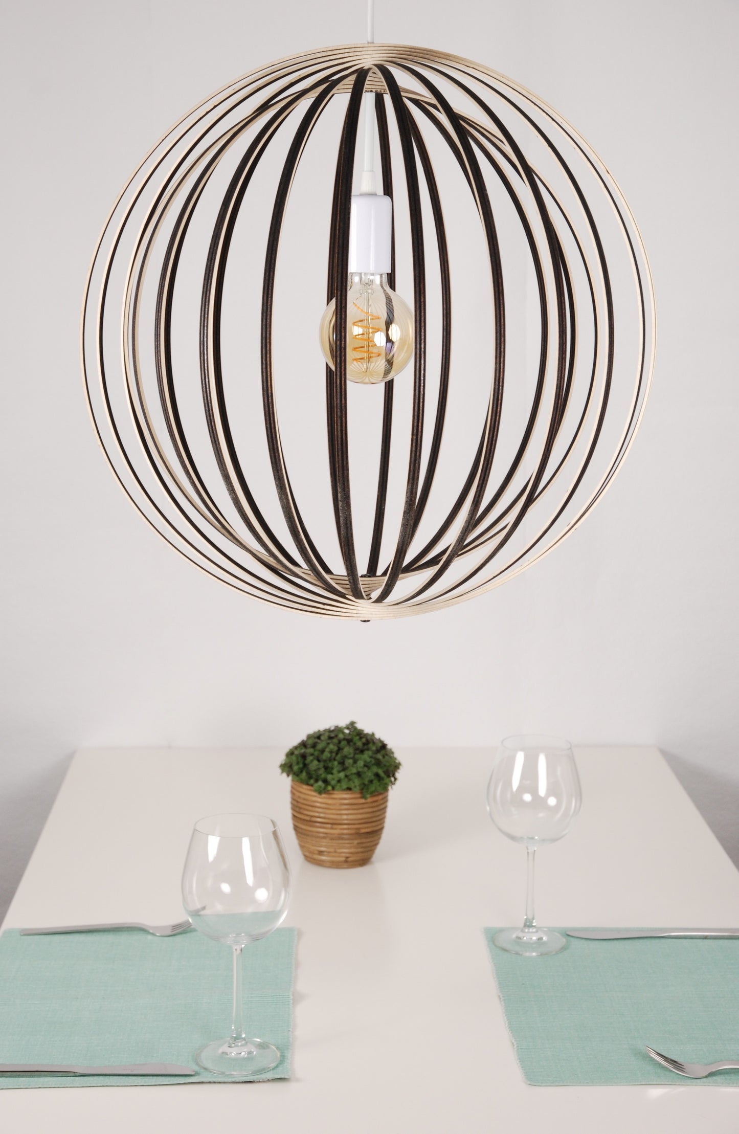 LUWALD NO.03 L Pendelleuchte aus Holz, weiß, handgefertigt, kugelförmig, ausgeschaltet, Ringe, Tisch Deko