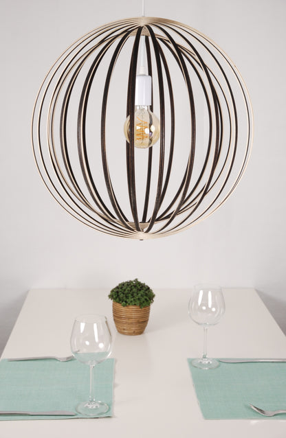 LUWALD NO.03 L Pendelleuchte aus Holz, weiß, handgefertigt, kugelförmig, ausgeschaltet, Ringe, Tisch Deko