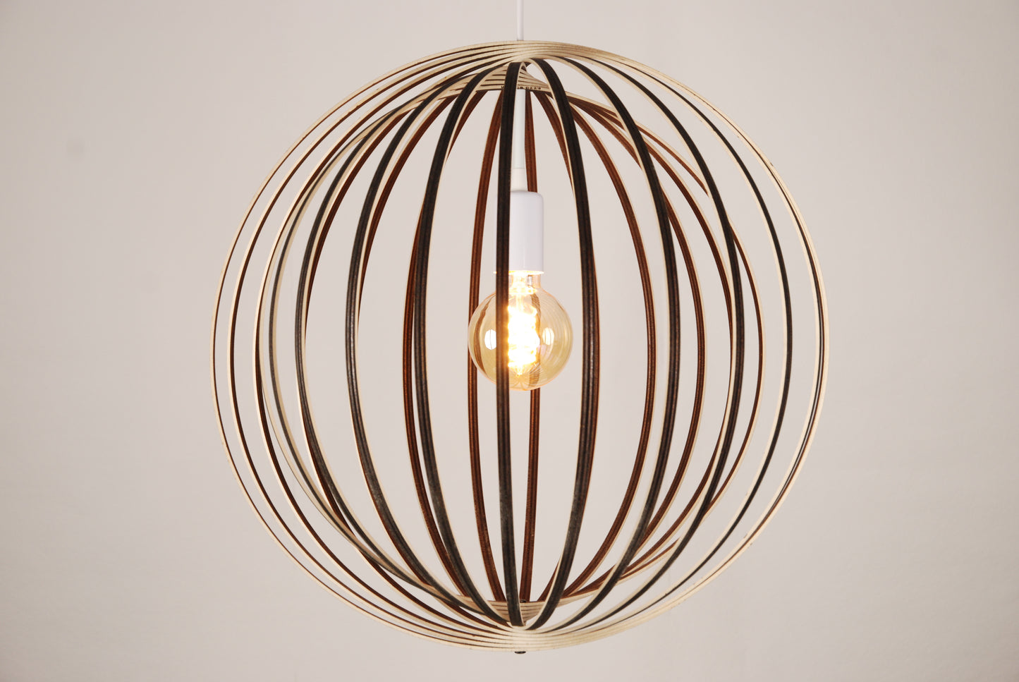 LUWALD NO.03 L Pendelleuchte aus Holz, weiß, handgefertigt, kugelförmig, angeschaltet, Seitenansicht