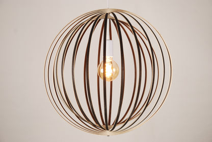 LUWALD NO.03 L Pendelleuchte aus Holz, weiß, handgefertigt, kugelförmig, angeschaltet, Seitenansicht