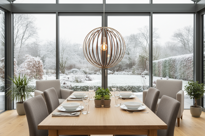 LUWALD NO.03 L Pendelleuchte aus Holz, weiß, handgefertigt, kugelförmig, angeschaltet, Wintergarten, Esszimmer, gemütlich