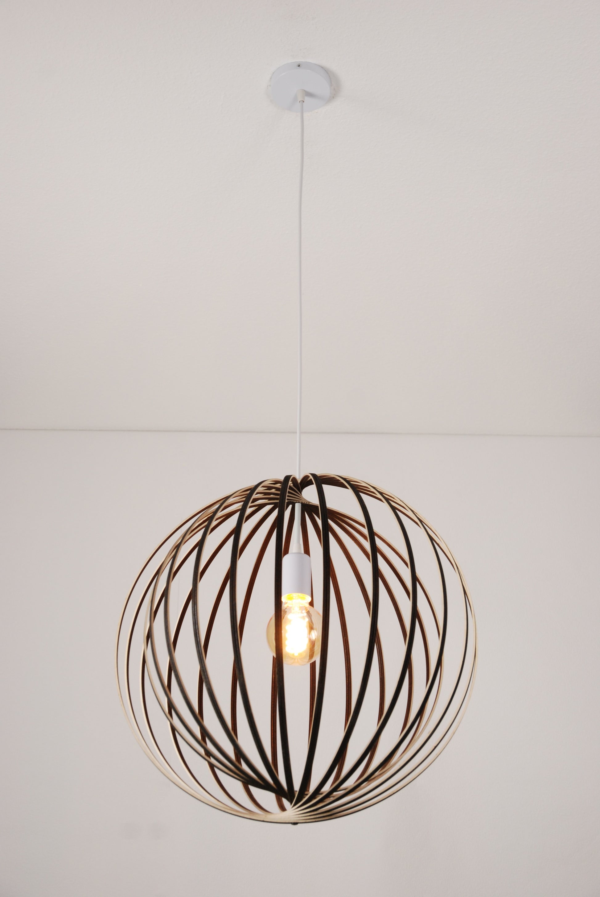 LUWALD NO.03 L Pendelleuchte aus Holz, weiß, handgefertigt, kugelförmig, angeschaltet, Gesamtansicht, Deckenmontage, Hängelampe