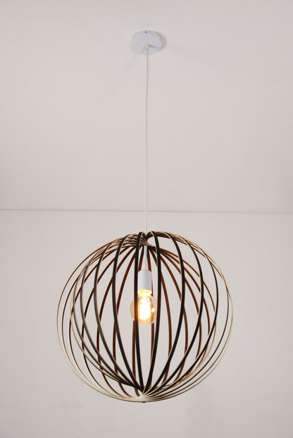 LUWALD NO.03 L Pendelleuchte aus Holz, weiß, handgefertigt, kugelförmig, angeschaltet, Gesamtansicht, Deckenmontage, Hängelampe