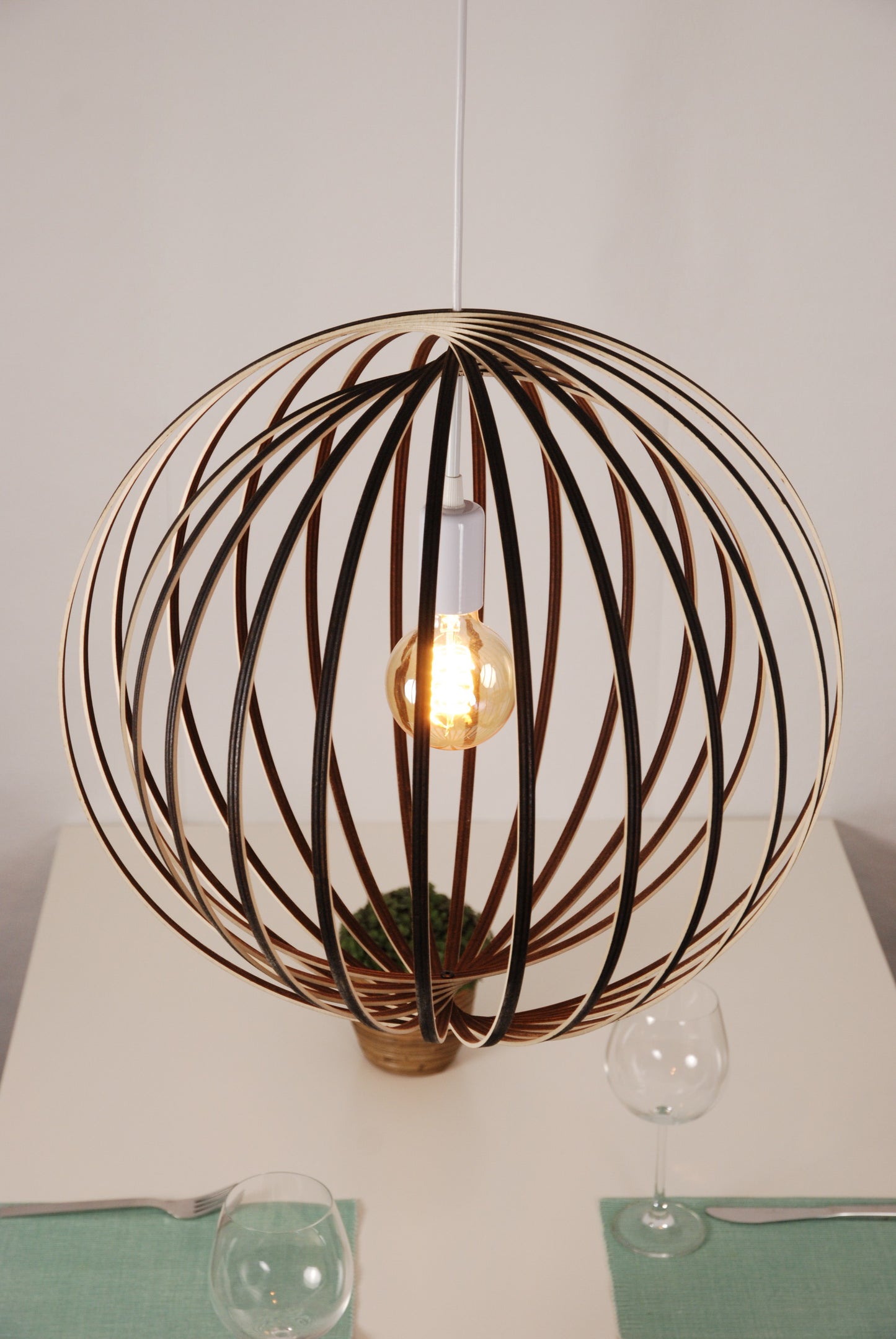 LUWALD NO.03 L Pendelleuchte aus Holz, weiß, handgefertigt, kugelförmig, angeschaltet, von schräg oben