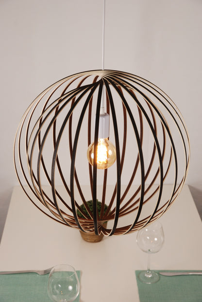 LUWALD NO.03 L Pendelleuchte aus Holz, weiß, handgefertigt, kugelförmig, angeschaltet, von schräg oben