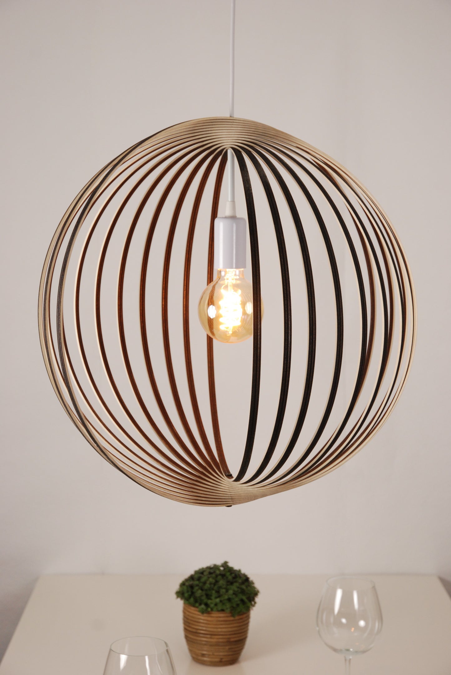 LUWALD NO.03 L Pendelleuchte aus Holz, weiß, handgefertigt, kugelförmig, angeschaltet, Ringe, Tisch Deko
