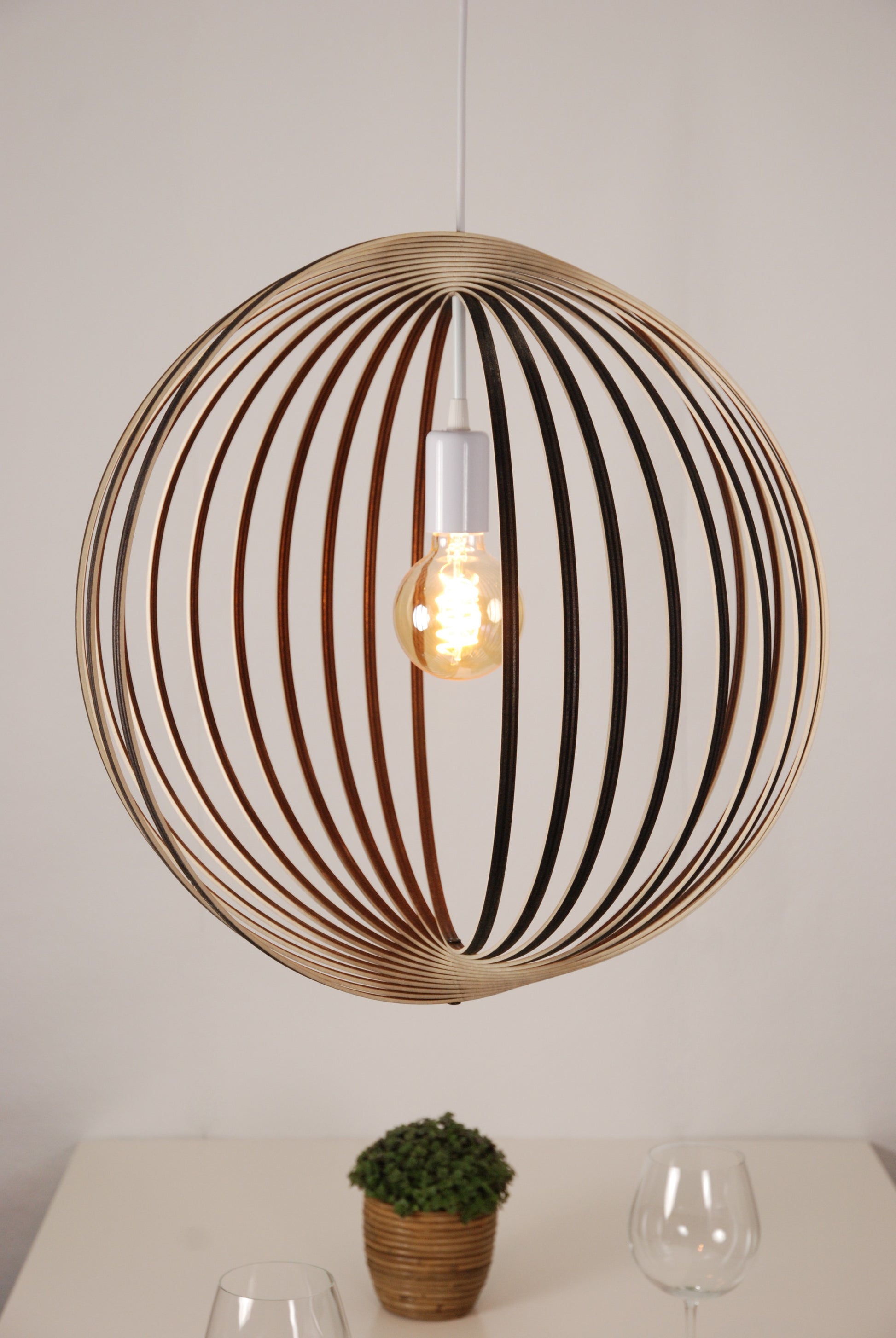 LUWALD NO.03 L Pendelleuchte aus Holz, weiß, handgefertigt, kugelförmig, angeschaltet, Ringe, Tisch Deko