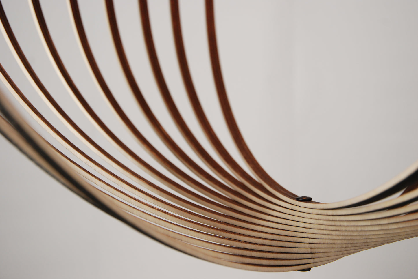 LUWALD NO.03 L Pendelleuchte aus Holz, weiß, handgefertigt, kugelförmig, angeschaltet, Detailansicht, Ringe, Hängelampe