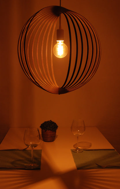 LUWALD NO.03 L Pendelleuchte aus Holz, weiß, handgefertigt, kugelförmig, angeschaltet, Tisch Deko, Ringe anders angeordnet, elegant, warm