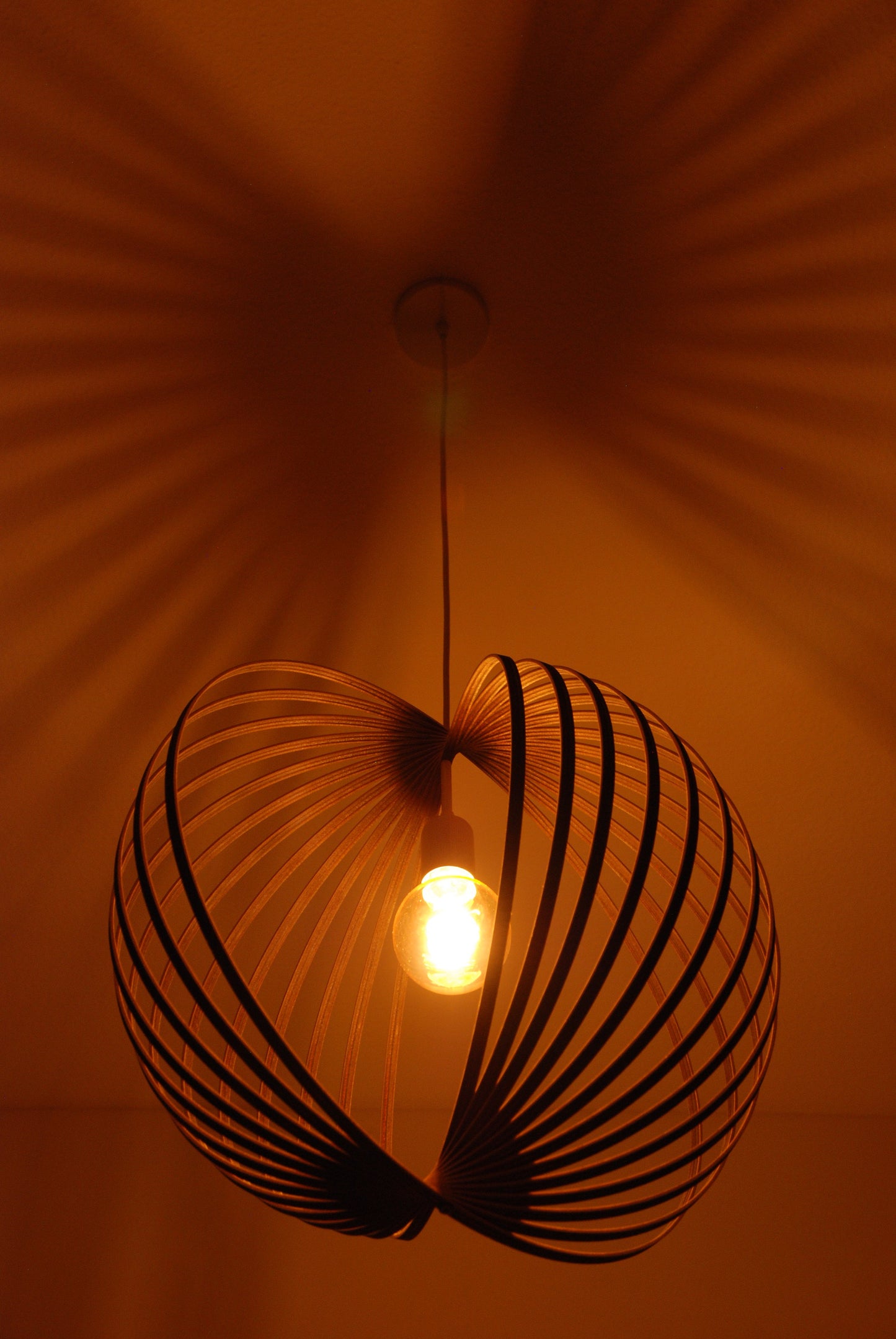 LUWALD NO.03 L Pendelleuchte aus Holz, weiß, handgefertigt, kugelförmig, angeschaltet, Schatten an Decke, Ringe, gemütlich, elegant